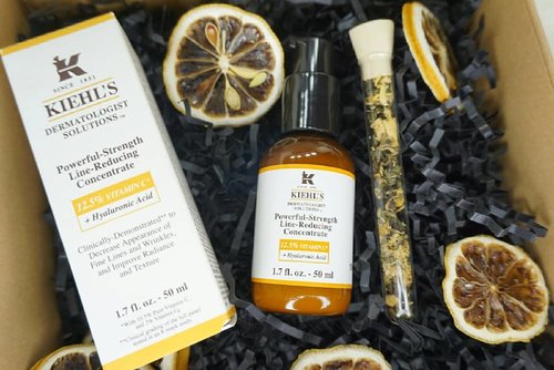 To be honest I was the first to try a skincare product from kiehls, I know that the products of kiehls do not have any doubt about their properties, many say it is nice and suitable for solving problems on their skin. That's why I'm happy when I try skin care products from kiehls. .
🍊Powerful-Strength Line-Reducing Concetrate is serum with vitamin C content increased from 10% to 12.5% ​​work more effectively in disguising signs of aging and can brighten the face. Hyaluronic acid in this serum also makes skin texture more supple. Must try! The full review already exists in my blog article at http://www.yossisibarani.com/2018/04/review-kiehls-powerful-strenght-line.html?m=1 . 
thank you @kiehlsid 🍊🍊
@beautyjournal

#Kiehls 
#KiehlsID
#CTheDifference
#SkinCare