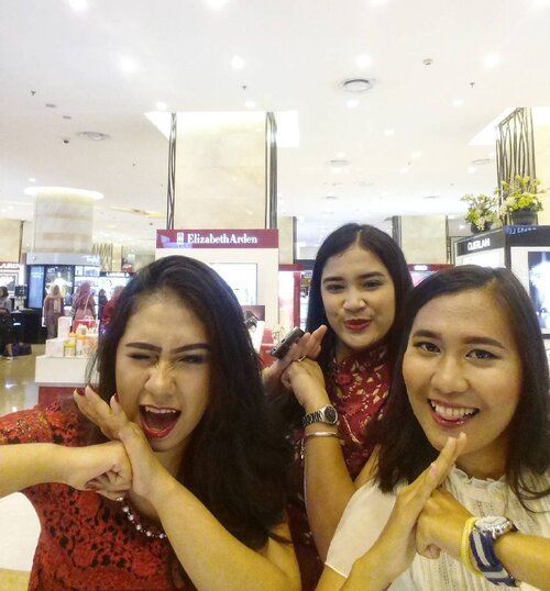 Kami mengucapkan selamat tahun baru cina . Produk makeup by @elizabetharden and @beauteous_you 
Ps : Maafkan tingkah laku kami yah 😝
#MyboldEyeMakeup 
#gongxifacai 
#ClozetteID