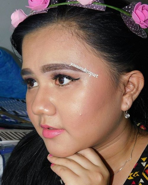 Glowing 🌞 
Glow : @anastasiabeverlyhills 😍😍. Makeup for miss @yolandamairetha 😙. #makeupgoals #art #makeupservice #ilovemyjob #makeupbyme #indonesiamakeupartist #olx #makeuptutorial