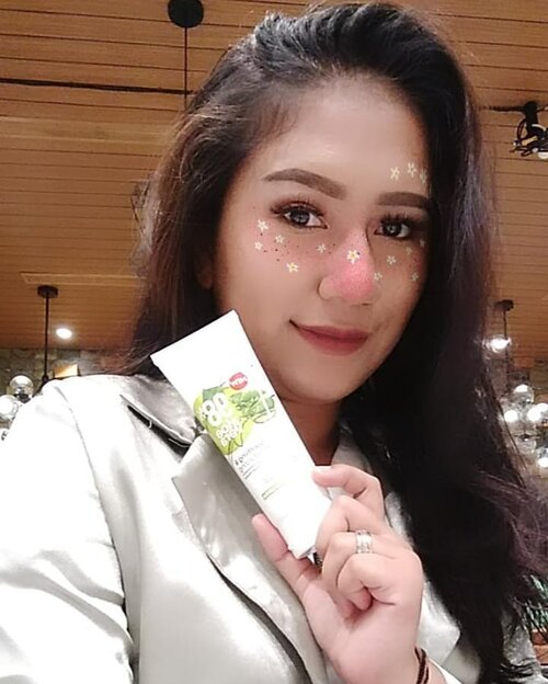 Happy Hello Skin,Hi guys Natur kali ini mengeluarkan Sleeping Mask yang bagus banget buat merawat wajah kita dari iritasi panas nya udara ada akhir akhir ini panasnya ngga bersahabat bgt.Dan Happy banget u bisa berkesempatan bisa nyobain produk Natur Skin Care untuk pertama kalinya ❣️✨. .Natur Skincare sooting moisturizing ini berbeda banget dengan sleeping Mask yg lain, selain mengandung bahan bahan alami Aloe Vera yang membantu menyejukkan kulit iritasi akibat sinar UV atau udara panas. Juga membantu melembabkan kulit dan rambut serta membantu mencerahkan kulit. Cocok digunakan untuk semua jenis kulit dan rambut, oiya Natur Skin Sooting & Moisturizing ini TANPA ALKOHOL loh....Dan tanpa silicon... .Buruan cobain, bisa dibeli saat ini only di @lazada_id. Hi, I challenge you to have moist, flawless, glowing face for 7 days using NATUR Sleeping Mask with natural hyaluronate 🌿. ..........#happyhellogoodmorningskin#NaturSkinCare#NaturxBloggirlsID@backtonatur@bloggirlsid