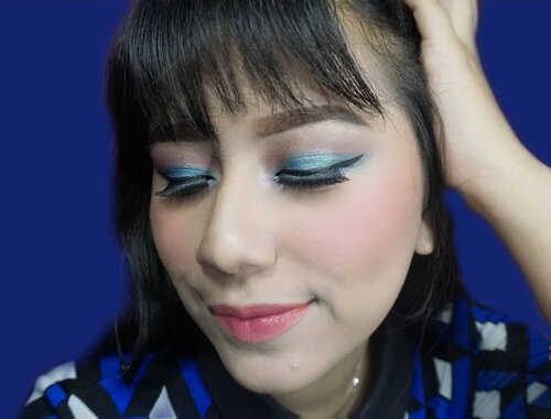 Heylo.. Udah Hari Jumat aja, perasaan kemarin baru hari senin deh.. Ada yang ngerasa waktu terasa cepat ngga sih?? 🌼Btw Kangen juga aku main2 sama eyeshadow gonjreng #blue 👤#YossiMakeupProduk detail :@studiomakeupid eyeshadow Single blue (lupa shade nya apa)@makeoverid ultra cover liquid shade 02 Pink shade@makeoverid compact cover two Way cake  shade 05 Cinnamon@makeoverid Single Blush On shade 10 Passion Pink@purbasarimakeupid pensil alis shade Brown@lakmemakeup Absolute Precision Liquid Liner Black@eminacosmetics Lip Cushion Let it Peach dan Be Cherry@thebodyshopindo Lip Gloss Shine Lip Liquid shade Apple Taffy#BeautyBloggerIndonesia #beautybloggerjakarta#ClozetteID