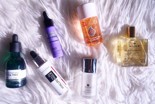 Morning dan Night DAILY SOLUTION #SERUM & #BODYOIL .
🌌 Serum Tea Tree Daily Solution - The Body Shop 🌌 Serum Booster Hyaluronique - Novexpert .
🌌 Booster defatigant Revitalizing booster Magnesium - Sephora
🌌 Cleanser.Toner.Serum - ZINIVA
🌌 Body and Face Oil - Bio-Oil
🌌 Huile Prodigieuse for Face,body,hair - NUXE . 
Yang lagi rutin aku gunakan saat ini yaitu yang dari #Thebodyshop #TeaTree , karena wajahku akhir2 ini cenderung berminyak dan berjerawat apalagi saat tamu bulanan datang, serum wajah ini membantu banget membuat jerawat aku gak berkembang biak diwajahku 😁. .
.
.
.
Dan untuk Makeup, akhir2 ini aku lagi suka juga menggunakan #NUXE #huileprodigieuse dicampur bersamaan dengan foundation. Bikin wajah aku jadi glowing 🌟. Selain itu Nuxe multi purpose dry oil yg sering juga aku gunakan untuk hand cream loh 😂. Habis wanginya bak parfum mewah guys , jadi kalau tangan aku kering, aku pakai 2 tetes di tangan udah deh wanginyaaa semerbak ❤❤..
.
.
.
.
#Serum #Skincare #Thebodyshop #Novexpert #Sephoraidn #Zinivaskincare #Ziniva #Biooil #Nuxe #acne #ClozetteID #BloggerCeriaId