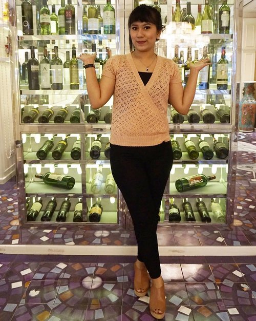 Too many drinks in this place 🍷🍸😂. .
.
.
.
.
.
.
.
.
.
.
.
#ootd #ootn #outfitoftheday #wiw
#wiwt #whatiwore #whatiworetoday 
#Instastyle #todayimwearing #fashion
#style #styleiswhat #streetstyle
#madewell #theeverygirl
#everydaymadewell #fashioninsta
#fashiondaily #fashionaddict
#fbloggers #fashionblogger
#styleblogger #lifestyleblog
#bloggerstyle #beauty #ClozetteID