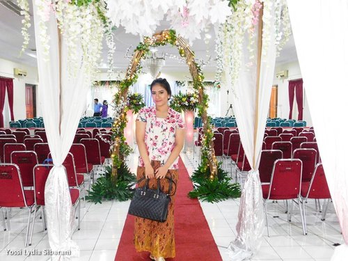 Melayani di Pemberkatan Pernikahan Kak Triana dan Bang Amos 💐.-Photo by @yuliusharyanto. #InspirasiKebaya #KebayaModern #BatikIndonesia #Kutubaru #ClozetteID