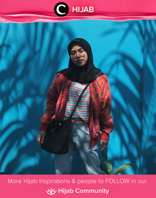 Kaos strip dan jeans menjadi basic item untuk gaya kasual. Tambahkan jaket bomber berwarna cerah untuk membuatmu tampil lebih stylish dan berbeda. Simak inspirasi gaya Hijab dari para Clozetters hari ini di Hijab Community. Image shared by Clozetter @khhrnisa. Yuk, share juga gaya hijab andalan kamu