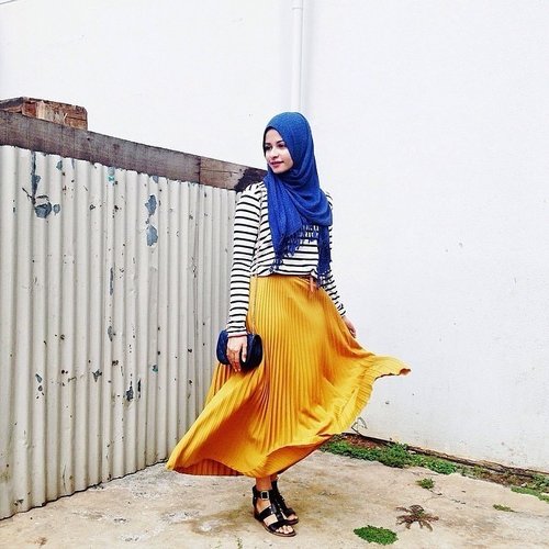 Color block outfit dapat membuat tampilan outfitmu terasa lebih meriah, jadi kamu lebih bersemangat hari ini walaupun sedang berpuasa, lho. Tapi harus hati-hati padu padan agar tidak terlihat berlebihan. Warna kuning dan biru seperti pilihan #ClozetteAmbassador @nabilaabdat2 ini bisa menjadi inspirasi. Yuk lihat fashion untuk hijab lainnya di sini bit.ly/clozetteid_hijab 
#ClozetteID #fashion #outfitinspiration #instafashion #clothes #instalook #outfit #ootd #portrait #clothing #style #look #lookbook #lookoftheday #outfitoftheday #ootd #stylish #instaoutfit #fashionjunkie #accessories #daint #hijabers #hijabstyle #hijaboftheworld #hijaboftheday #hijabi #hijabfashion
