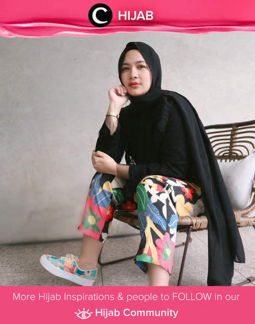 Kombinasi antara hijab dan atasan hitam polos dengan celana full-pattern bisa jadi inspirasi Hijab OOTD-mu hari ini. Image shared by Clozetter @sepvirabunga. Simak inspirasi gaya Hijab dari para Clozetters hari ini di Hijab Community. Yuk, share juga gaya hijab andalan kamu.