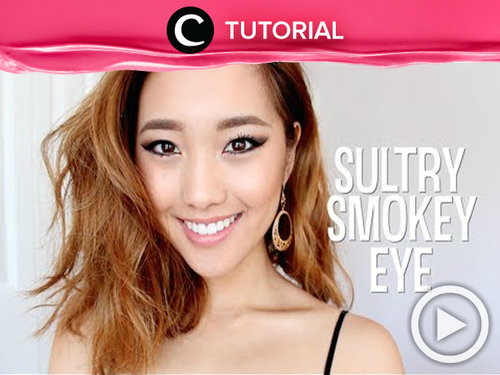 Yuk, membuat smokey eye tanpa terlihat berlebihan seperti dalam tutorial berikut http://bit.ly/2aXif4G. Video shared by Clozetter: fannyc29. Cek Tutorial Updates lainnya pada Tutorial Section.