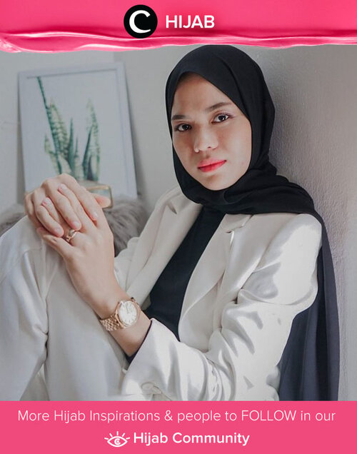 Add a hint of fresh color on your black and white look, just like what Clozetter @cicidesri did with her coral lips. Simak inspirasi gaya Hijab dari para Clozetters hari ini di Hijab Community. Yuk, share juga gaya hijab andalan kamu.