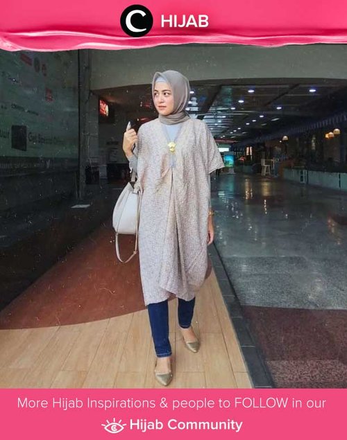 Siapa bilang kaftan hanya bisa dipakai untuk acara tertentu? Star Clozetter @zeynolivia menjadikan short kaftan ini sebagai atasan, dan memadukannya dengan jeans untuk look yang bisa digunakan sehari-hari. Simak inspirasi gaya Hijab dari para Clozetters hari ini di Hijab Community. Yuk, share juga gaya hijab andalan kamu.  