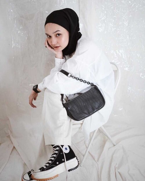 Tampil Maksimal dengan Inspirasi Outfit Bernuansa Black and White dari Para Selebgram