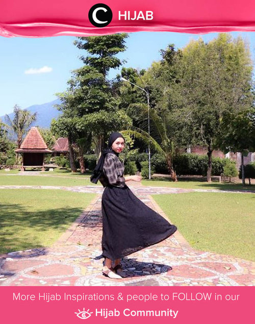 Clozetter @phirlyv memilih outfit bernuansa gelap untuk kegiatan outdoor-nya. Simak inspirasi gaya Hijab dari para Clozetters hari ini di Hijab Community. Yuk, share juga gaya hijab andalan kamu.