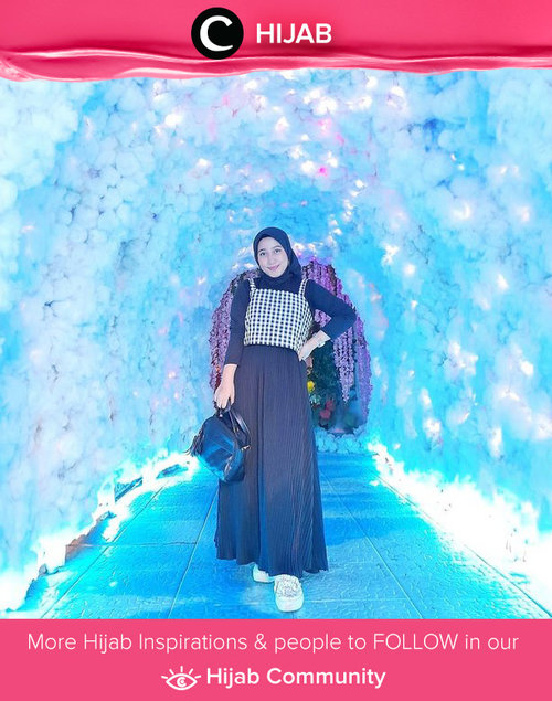 Black and white modest wear inspo by Clozetter @ratnasha22. Simak inspirasi gaya Hijab dari para Clozetters hari ini di Hijab Community. Yuk, share juga gaya hijab andalan kamu.