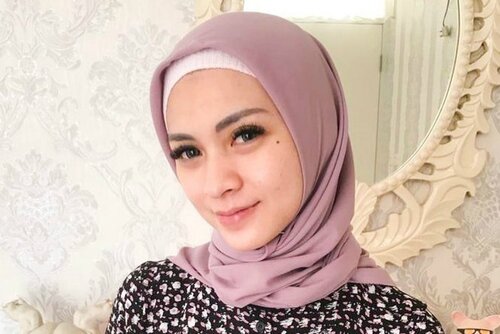 Rayakan Pernikahan, Gaya Hijab Midi Skirt Donita Bikin Awet Muda 