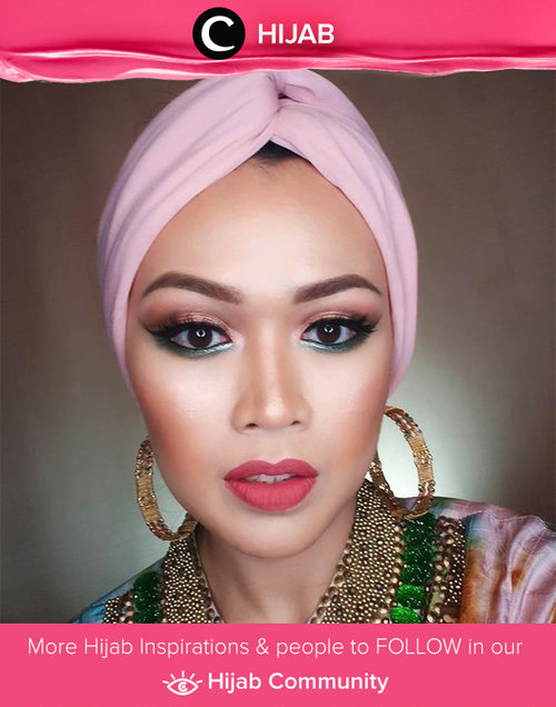 Bermain dengan warna eyeshadow hijau emerald dan pink ternyata dapat membuat makeup terlihat glamor. Yuk, cobain juga! Simak inspirasi gaya Hijab dari para Clozetters hari ini di Hijab Community. Image shared by Clozetter: @karinamendy. Yuk, share juga gaya hijab andalan kamu