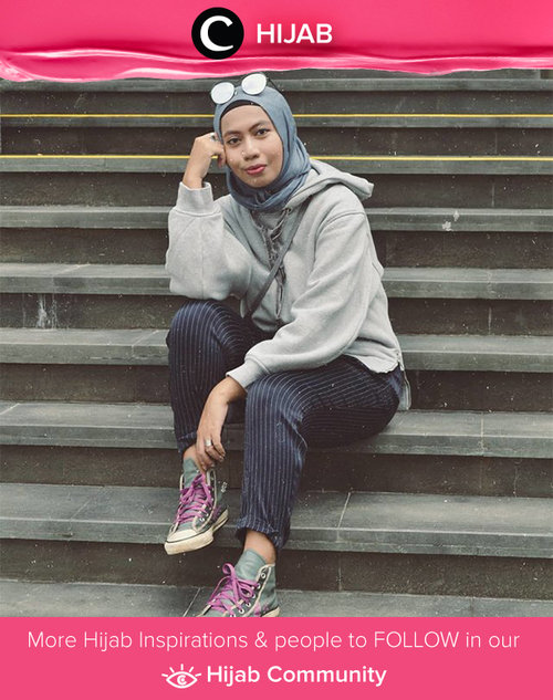 Get the sporty look for this weekend. You can wearing oversized hoodie, stripes pants, and converse. Simak inspirasi gaya Hijab dari para Clozetters hari ini di Hijab Community. Image shared by Star Clozetter: @zsazsajasmine. Yuk, share juga gaya hijab andalan kamu