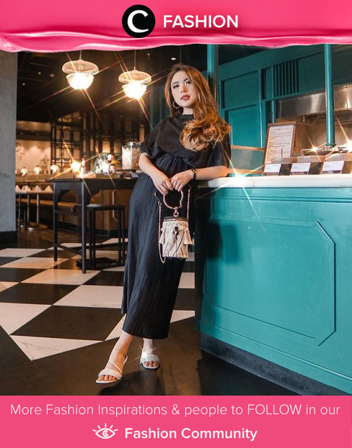 Life is party, so dress like it. Clozette Ambassador @priscaangelina wrapped in black pleated dress from Clle Official x Love and Flair. Simak Fashion Update ala clozetters lainnya hari ini di Fashion Community. Yuk, share outfit favorit kamu bersama Clozette.
