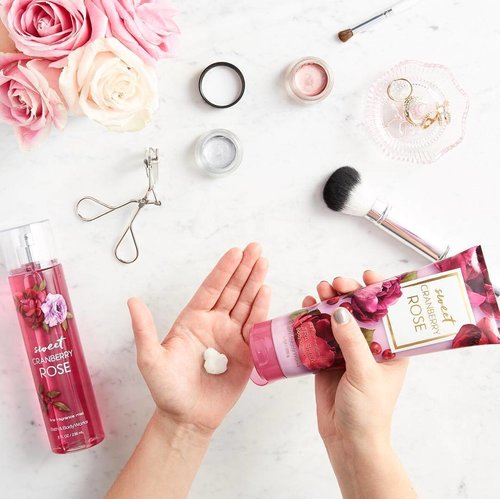 Imagine a bunch of roses fall out following our steps when we  use this Bath & Body Works new fragrance for fall season.
#ClozetteID #perfume
Photo from @bathandbodyworks