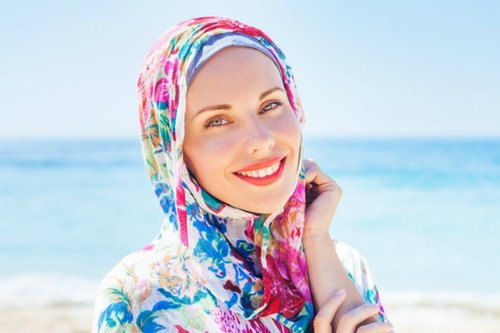 Tips Memilih Outfit Hijab untuk Liburan dari Desainer Muslim 