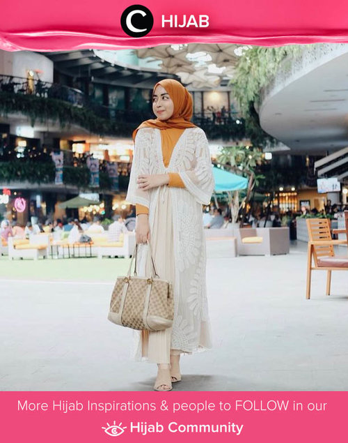 Clozetter @amaliafajrina looks elegant in sheer embroidered long outer. It's a must have item for every hijaber! Simak inspirasi gaya Hijab dari para Clozetters hari ini di Hijab Community. Yuk, share juga gaya hijab andalan kamu.