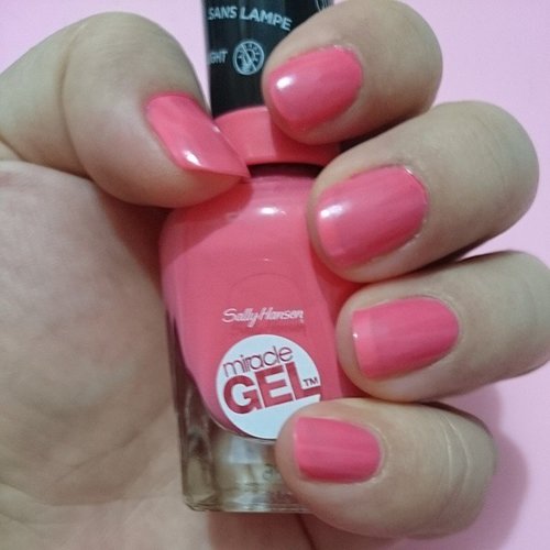  @sallyhansen_id Miracle Gel in Pretty Piggy. 
Oink oink! 
#clozetteID #idbblogger #beautybloggerindo #blogger #nail #color #nailcolor #gel... Read more →