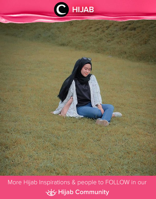 Clozetter @Ismahanchrnns was looking casual in black hijab, patterned outerwear and jeans. Simak inspirasi gaya Hijab dari para Clozetters hari ini di Hijab Community. Yuk, share juga gaya hijab andalan kamu. 