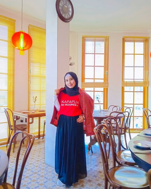 Food Hijab Traveler with Casual Style 😍 