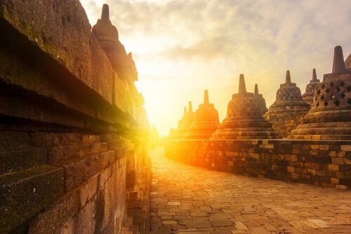 Selain Borobudur, 5 Tempat Wisata Indonesia Ini Juga Punya Sunset Indah 