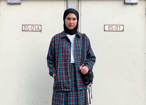 Nyaman Pakai Hijab Hitam Tapi Takut Membosankan? Ini Tips Gaya Fashionnya ala Rani Hatta 