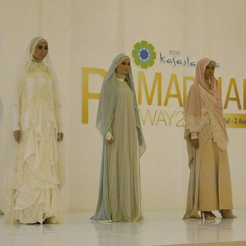 @kotakasablanka presents Ramadhan Runway 2015. Berkolaborasi dengan desainer APPMI menyuguhkan inspirasi busana muslimah terkini. Dan ini merupakan jajaran koleksi rancangan @irnalaperleofficial
#ClozetteID #hijabstyle
#hijabi #hijabers #hijaboftheworld #hijaboftheday #hijabfashion #hijab #fashionreport