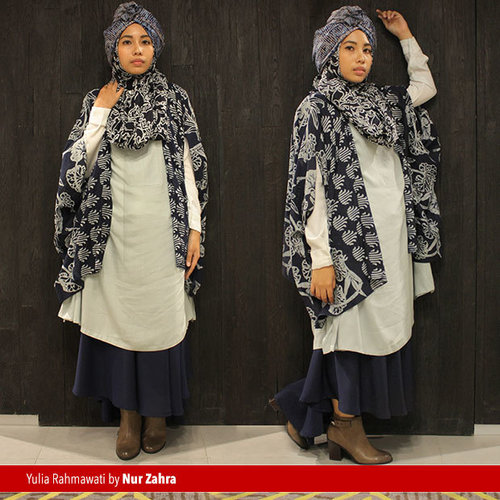 Kaftan unik karya desainer NurZahra ini akan memberikan kesan elegan bagi para hijaber. Dipertegas dengan kreasi batik kontemporer yang dihadirkan dalam bentuk abaya, kimono outter, serta scarf . Menggunakan palet dasar putih, abu-abu muda, cokelat muda biru tua, dan hitam menggambarkan gaya Ethnic Chic yang modern.