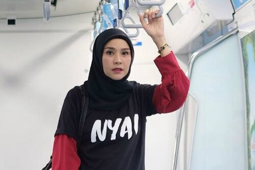 Trik Tampil Modis dengan Kaos ala Zaskia Mecca 