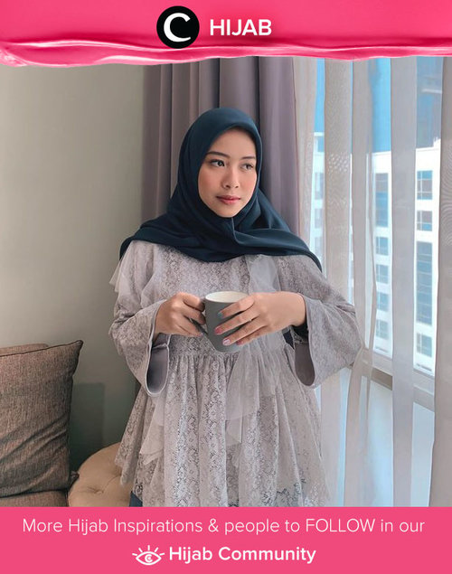 Clozette Ambassador @FAZKYAZALICKA terlihat elegan dengan perpaduan warna biru dan abu-abu. Simak inspirasi gaya Hijab dari para Clozetters hari ini di Hijab Community. Yuk, share juga gaya hijab andalan kamu.