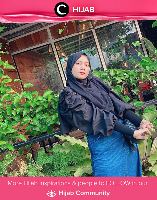 Clozetter @Mellarisya paired her black blouse with blue skirt, perfect for every occasion! Simak inspirasi gaya Hijab dari para Clozetters hari ini di Hijab Community. Yuk, share juga gaya hijab andalan kamu.