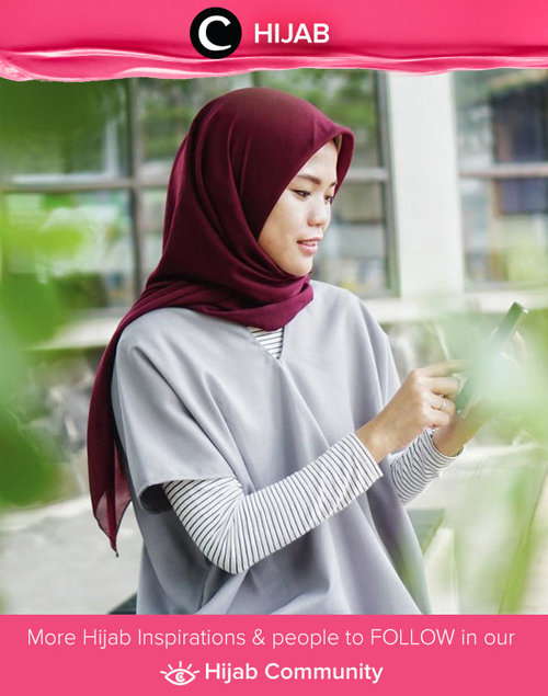 Kalau biasanya hijab dan keseluruhan outfit berwarna senada, Clozetter @cicidesri memilih warna bold seperti merah maroon untuk melengkapi outfitnya yang berwarna netral. Kepikiran melakukan hal yang sama, nggak, Clozetters? Yuk, share juga bersama Clozette di Hijab Community.