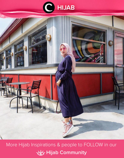 Friday is long dress as tunic kinda day! Image shared by Clozetter @ellynurul. Simak inspirasi gaya Hijab dari para Clozetters hari ini di Hijab Community. Yuk, share juga gaya hijab andalan kamu.