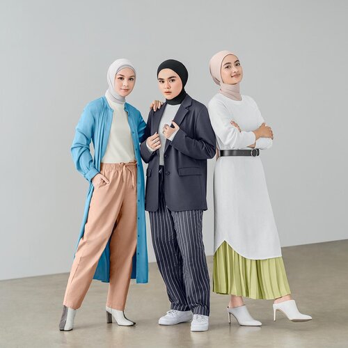 Ekspresikan Diri Melalui UNIQLO MODEST WEAR MANUAL Spring/Summer 2021 By Ayudia C., Sivia Azizah, & Tantri Namirah 