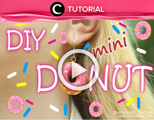 Donut earrings? Do you wanna wear this cute accessory? Let's make it by yourself. See the tutorial, here http://bit.ly/1Vw8Zat. Video shared by Clozetter: zahirazahra. Cek Tutorials DIY Project Update hari ini, di sini: http://bit.ly/TutorialDIYprojects .Yuk, share juga DIY Project kamu. See All Tutorial: http://bit.ly/alltutorials