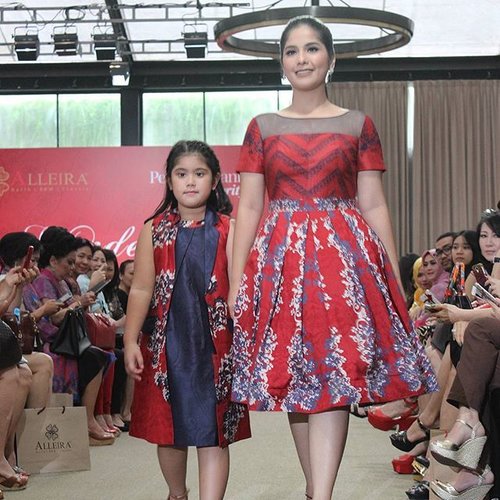 See how gorgeous @annisayudhoyono and her daugther are on the Runway of Wonderful @alleira_batik #ClozetteID #Batik #Indonesia #runway #FASHIONSHOW