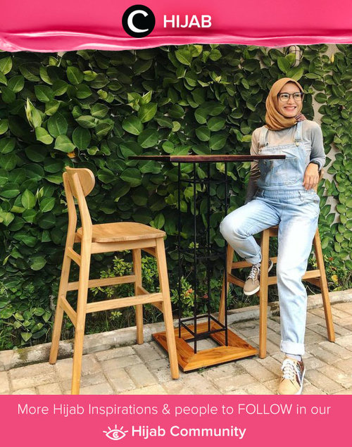 Clozetter @ellynurul chanelling her playful side in an overall jeans and sneakers. Simak inspirasi gaya Hijab dari para Clozetters hari ini di Hijab Community. Yuk, share juga gaya hijab andalan kamu.
