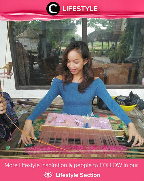 Sudah pernah mencoba menenun kain sendiri? Di Lombok, menenun merupakan tradisi adat yang harus dilakukan oleh para perempuan sejak usia 9 tahun. Simak Lifestyle Updates ala clozetters lainnya hari ini di Lifestyle Section. Image shared by Star Clozetter: @sakuralisa. Yuk, share momen favorit kamu bersama Clozette.