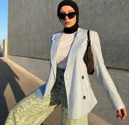 Tampil Fun dengan Berbagai Warna Pastel Ala Noor Influencer Hijab Amerika 