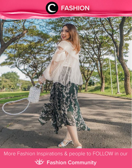 In the mood for vintage look with a touch of modern cutting? Try using white sheer top and pattern skirt like Clozette Ambassador @priscaangelina. She rented it online in Rentiqueid! Simak Fashion Update ala clozetters lainnya hari ini di Fashion Community. Yuk, share outfit favorit kamu bersama Clozette.
