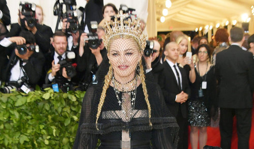 Madonna Kenakan Karya Rinaldy A. Yunardi di Met Gala - Elle Indonesia