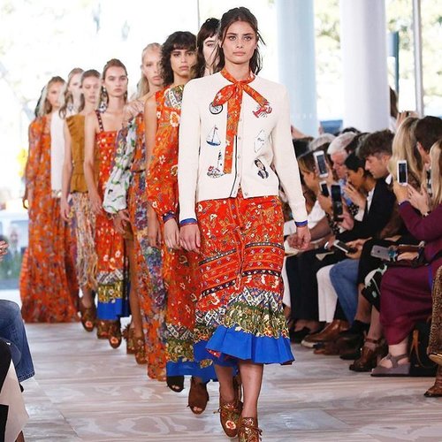 Sailing in pattern wave. Tory Burch Spring Summer 2016 Collection at New York Fashion Week.
#ClozetteID #fashion 
Photo from @toryburch