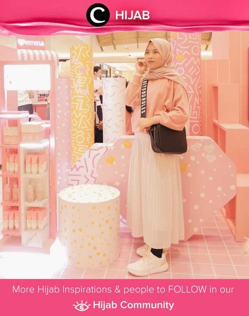 Dare to try head-to-toe baby pink outfit like Star Clozetter @safiranys? Simak inspirasi gaya Hijab dari para Clozetters hari ini di Hijab Community. Yuk, share juga gaya hijab andalan kamu.  