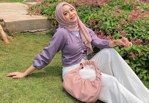 Berhijab Tapi Ingin Pakai Vintage Crop Top yang Lagi Hits? Simak 5 Inspirasi Mix And Matchnya Yuk!