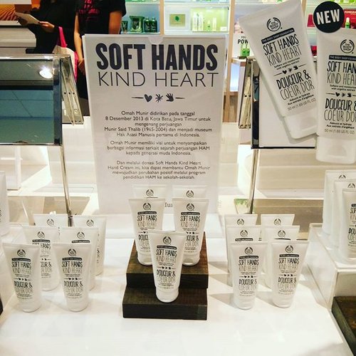 "Soft Hands Kind Heart". Product terbaru dari The Body Shop, dengan membeli product ini kamu membantu Omah Munir untuk mendukung program pendidikan HAM di sekolah-sekolah. Mari berdonasi bersama The Body Shop dan Omah Munir. #beauty #clozetteID #skincare #handcream