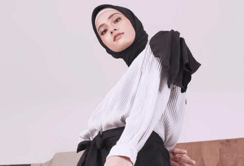 5 Cara Elevasi Gaya dengan Monochrome Outfit