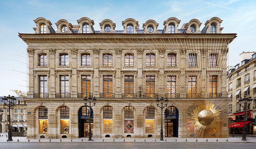 Di Tempat Ini Anda Bisa Berbelanja Koleksi Louis Vuitton Secara Lengkap sambil Menikmati Karya Seni